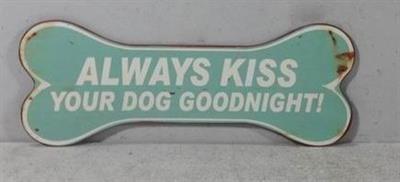 Emaljeskilt: "Always kiss your dog goodnight"